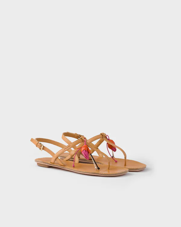 Sandalhas de couro envelhecido com tiras florais
