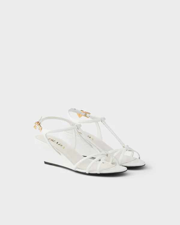 Sandalhas de couro brilhante