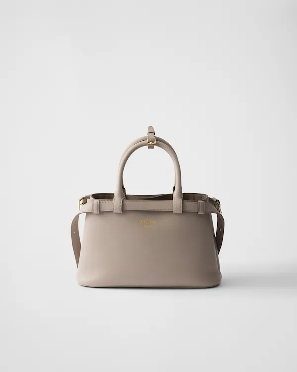 Bolsa de mão pequena em couro com fivela Prada com cinto duplo