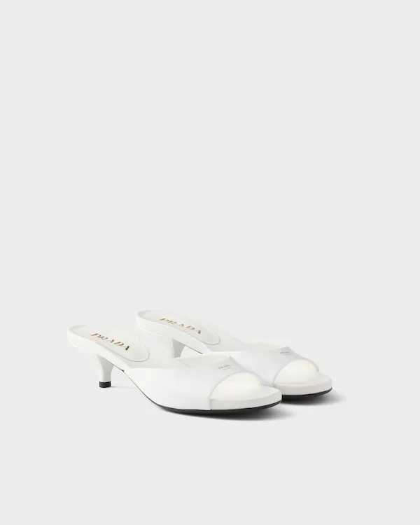 Sandalhas de salto kitten em couro brilhante