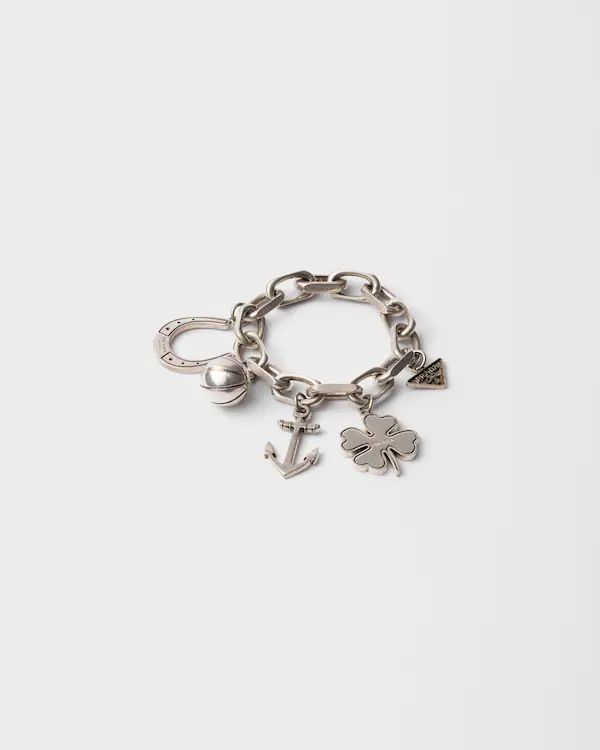Pulseira com pingentes metálicos