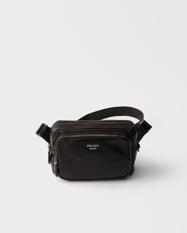 Bolsa de ombro em couro napa com acabamento envelhecido