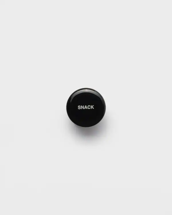Brinco de metal esmaltado
