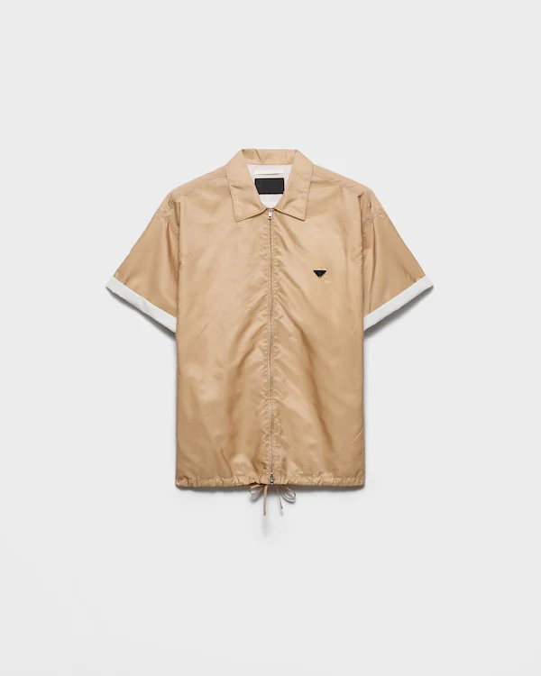 Camisa de zíper de Re-Nylon com mangas curtas