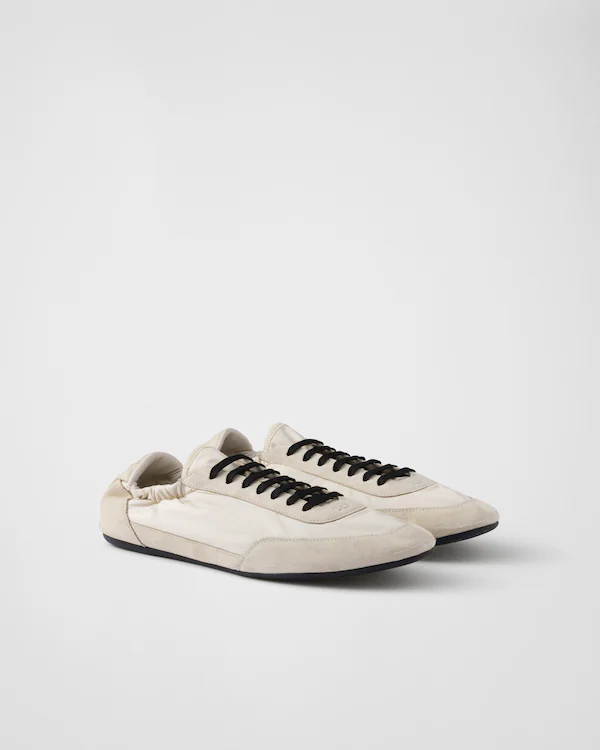 Sapatilhas elásticas de Re-Nylon e camurça com efeito de colapso
