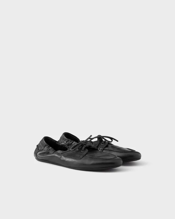 Sapatos de couro envelhecido com cadarços